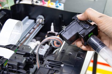 Yazıcı onarım teknisyeni, baskı başı ve mürekkep emme teknisyeni.