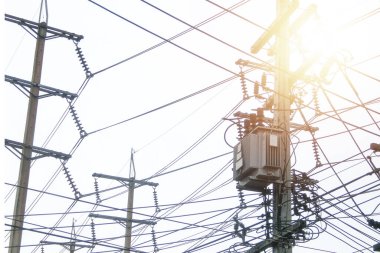 Direğe monte edilmiş büyük güç transformatörleri.