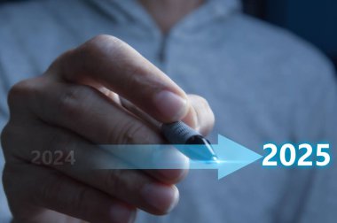 Yeni yıla 2025 hırsıyla ve geri sayım mutlu noeller ve mutlu yıllar, 2025 yılındaki planlama ve meydan okuma stratejisiyle başlıyoruz..