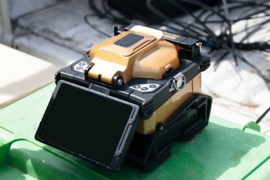 Fiber optik kabloları bağlamak için kullanılan araçların resmi