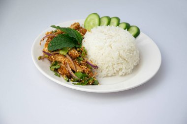 Kızarmış Tavuk Pirinç Salatası, Tayland sokak yemeği, beyaz arka planda.