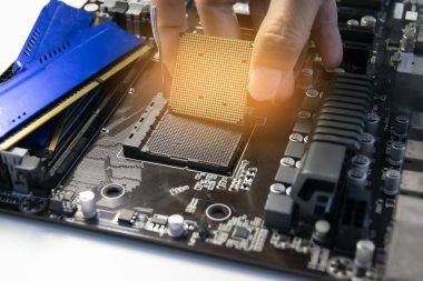 Teknisyen ana karta işlemci yüklüyor..