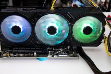 İşlem halindeki grafik kartının yan görünümü