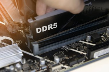 Teknisyen ana karta DDR5 RAM yüklüyor..