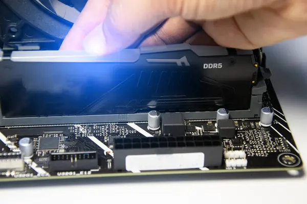 Teknisyen ana karta DDR5 RAM yüklüyor..