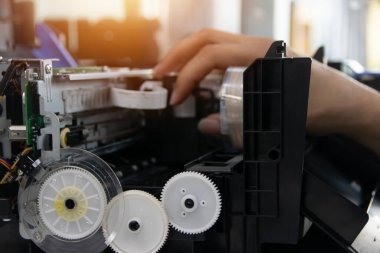 Teknisyen yazıcıyı tamir ediyor..