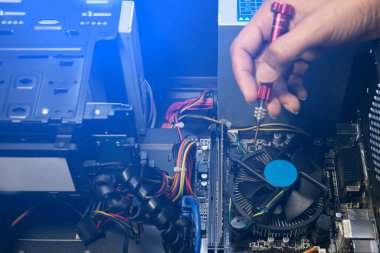 Teknisyen bilgisayarı tamir ediyor..