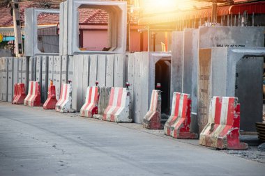 Beton bariyerler yolda inşaat alanlarını bölüyor.