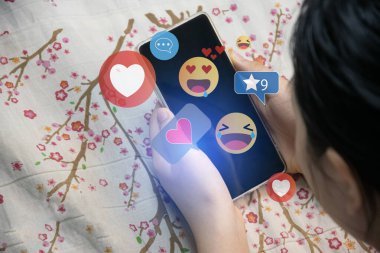 Sosyal medya ve dijital akıllı telefonlar, tatil yaşam tarzı ve sosyal medya kavramları, çevrimiçi pazarlama