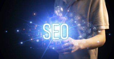 Yöneticiler arama motorlarında web sitelerinin daha üst sıralara çıkması için SEO araçları kullanırlar.