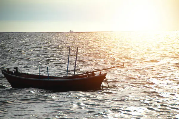 İskeleye demirlemiş balıkçı tekneleriyle deniz manzarası