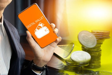 Smartphone dijital m-cüzdan uygulaması ile tutan adam