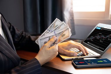 İş adamının çevrimiçi sistem ve uygulamalar üzerinden döviz ve hisse senedi ticareti kavramı.