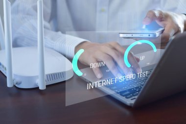 Ağ teknolojisi bant genişliği testi süper hızlı internet bağlantı hızı insanlar akıllı telefon ve dizüstü bilgisayarlı yüksek hızlı internet kullanır 5G kalite artırıcı hız verimliliği