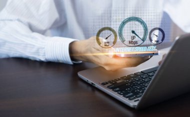 Ağ teknolojisi bant genişliği testi süper hızlı internet bağlantı hızı insanlar akıllı telefon ve dizüstü bilgisayarlı yüksek hızlı internet kullanır 5G kalite artırıcı hız verimliliği