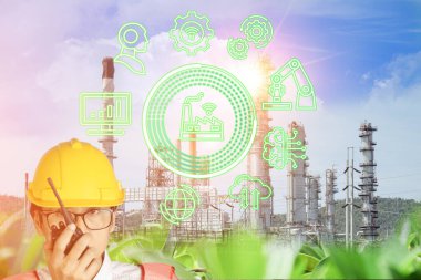 Yeşil endüstri sürdürülebilir enerji tasarrufu için çevre dostu düşük karbon ayak izi, iyi çevre ozonu için yeşil fabrika endüstrisi düşük karbon ayak izi üretimi kavramı.