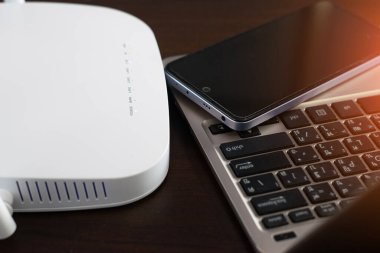 Beyaz yönlendirici Wi-Fi ve 5G ağlarına bağlanıyor, cep telefonları ve dizüstü bilgisayarlara bağlanıyor.