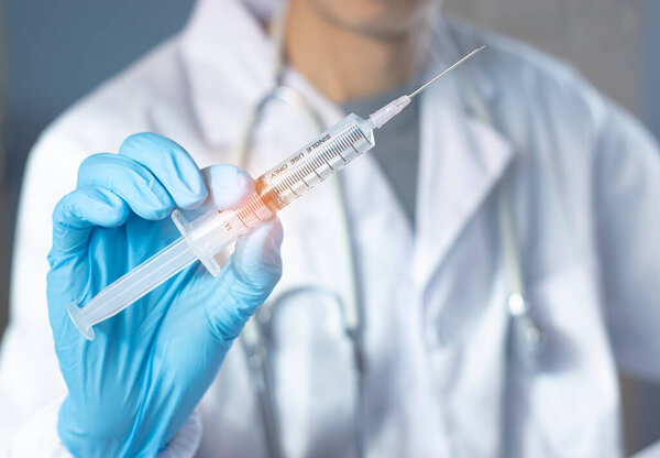 Врачи готовят шприцы для вакцинации