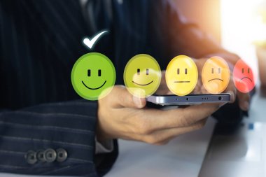 Kullanıcılar hizmet deneyimlerini müşteri memnuniyeti anketi konsepti için çevrimiçi başvuruda derecelendirirler.