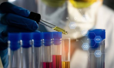 Laboratuvarda bir şişe sıvıyla kimyasal deney yapan bir bilim adamı. Bilim araştırması, kimya çalışması ve laboratuvar araştırması kavramı.