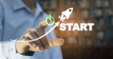 İş adamının eli güç düğmesine basıyor. İş kurma kavramı