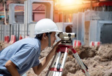Konsept: Mühendisler inşaat çalışmaları için seviye kameraları kullanıyorlar.