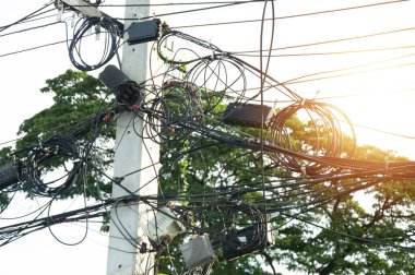 Kutuplardaki karmaşık iletişim kablolarının resmi