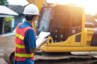 Mühendisler işyerindeki makineleri kontrol ve yönetmekten sorumludur..