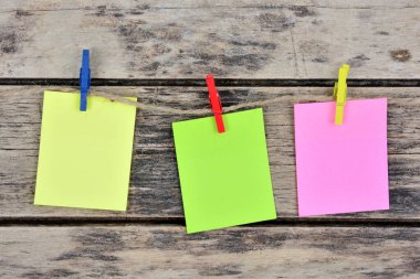 Ahşap masaya yapıştırılmış renkli yapışkan notlar.