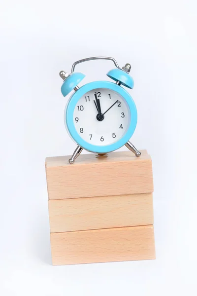 白い背景に目覚まし時計が付いている空の木製ブロック — ストック写真