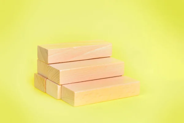 Prázdné Dřevěné Bloky Žlutém Pozadí — Stock fotografie