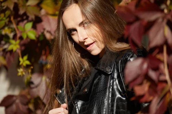 Portretul Unei Femei Tinere Frumoase Într Jachetă Neagră Fundalul Frunzelor — Fotografie, imagine de stoc