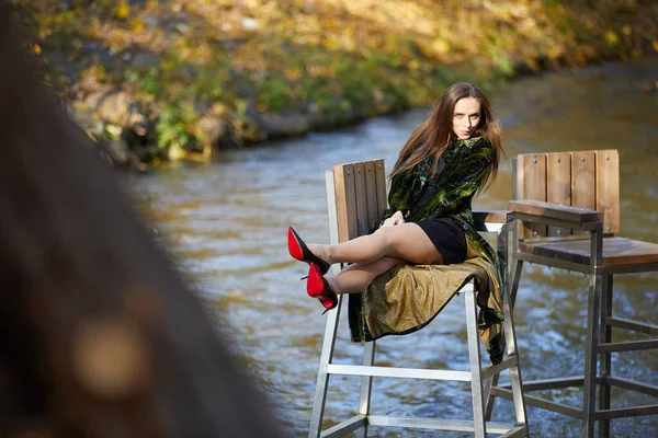 Frumoasă Femeie Tânără Așezată Scaun Lângă Râu — Fotografie, imagine de stoc