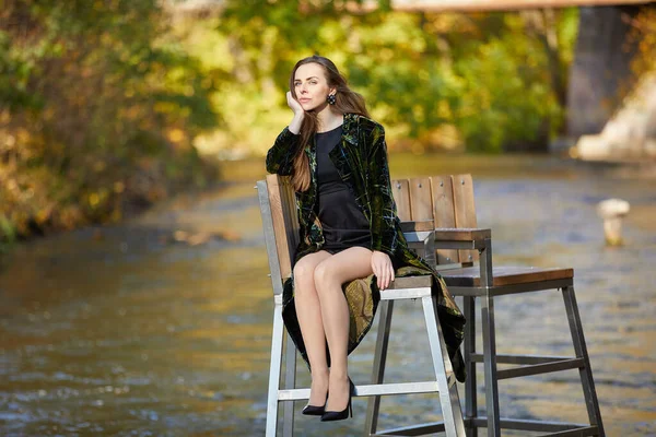 Piękna Młoda Kobieta Siedzi Krześle Pobliżu Rzeki — Zdjęcie stockowe