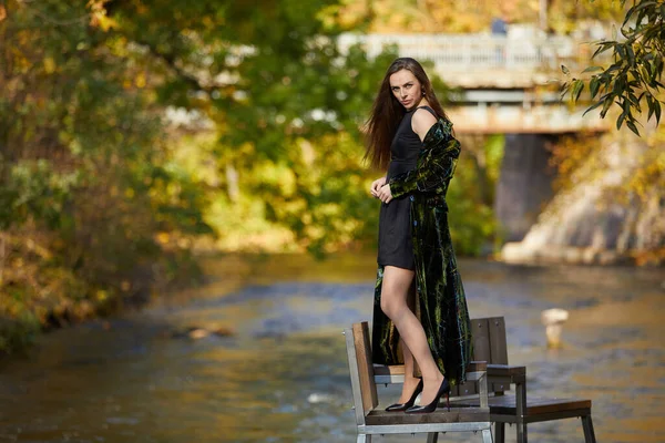 Piękna Młoda Kobieta Stojąca Krześle Pobliżu Rzeki — Zdjęcie stockowe