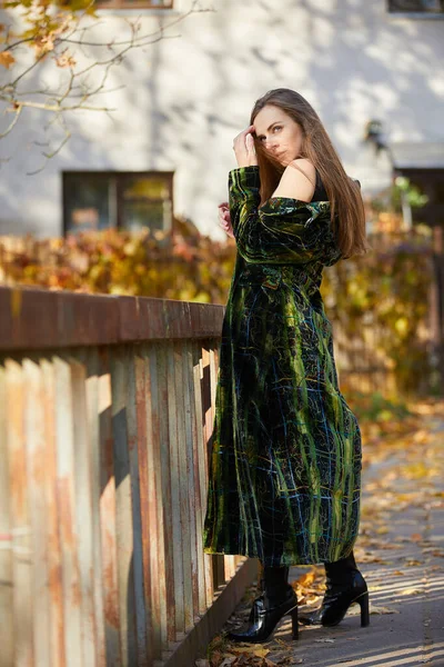 Όμορφη Νεαρή Γυναίκα Ποζάρουν Κοντά Μεταλλικό Φράχτη — Φωτογραφία Αρχείου