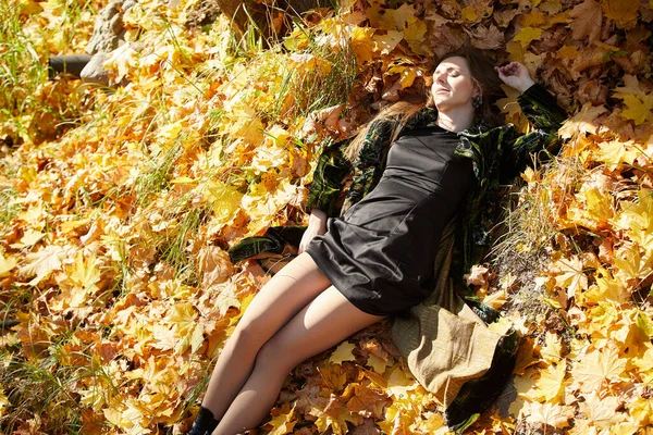 秋天公园里一个落叶的小女孩 — 图库照片