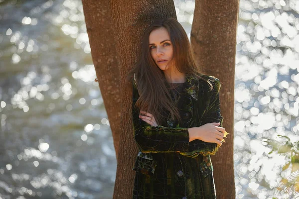 Tânără Fată Frumoasă Care Pozează Lângă Copac — Fotografie, imagine de stoc