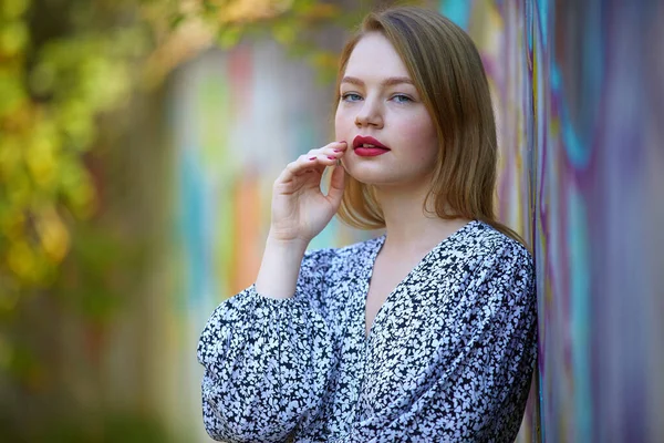 Frumoasă Femeie Tânără Într Rochie Albastră Pozând Parc — Fotografie, imagine de stoc