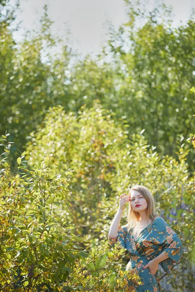 Piękna Młoda Kobieta Niebieskiej Sukience Pozująca Parku — Zdjęcie stockowe