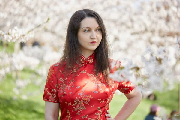 Piękna Młoda Kobieta Czerwonej Sukience Pozowanie Parku — Zdjęcie stockowe