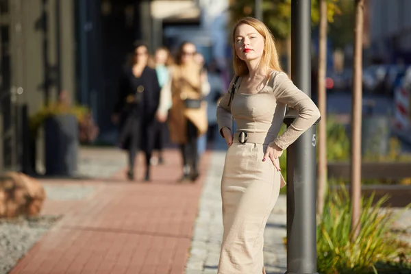 Mulher Moda Vestido Com Lábios Vermelhos Posando Rua — Fotografia de Stock