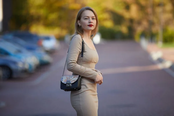 Femeie Moda Rochie Buze Rosii Pozand Strada — Fotografie, imagine de stoc