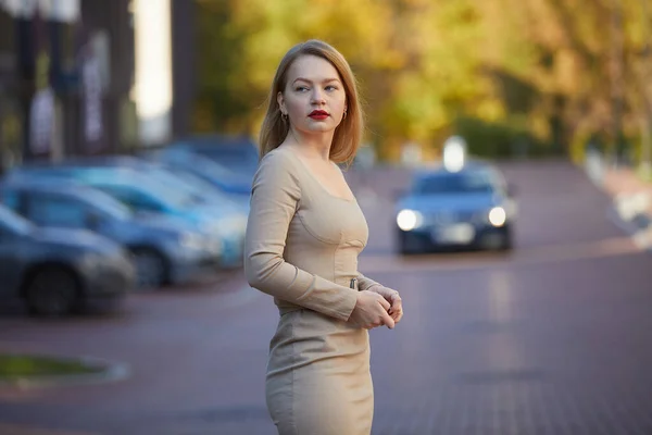 Mulher Moda Vestido Com Lábios Vermelhos Posando Rua — Fotografia de Stock