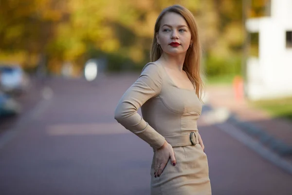 Mode Kvinna Klänning Med Röda Läppar Poserar Gatan — Stockfoto