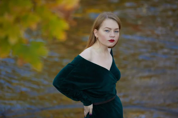 Femeie Elegantă Buze Roșii Pozând Râu — Fotografie, imagine de stoc