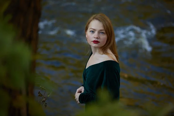 Femeie Elegantă Buze Roșii Pozând Râu — Fotografie, imagine de stoc