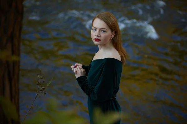 Elegancka Kobieta Czerwonymi Ustami Pozująca Nad Rzeką — Zdjęcie stockowe