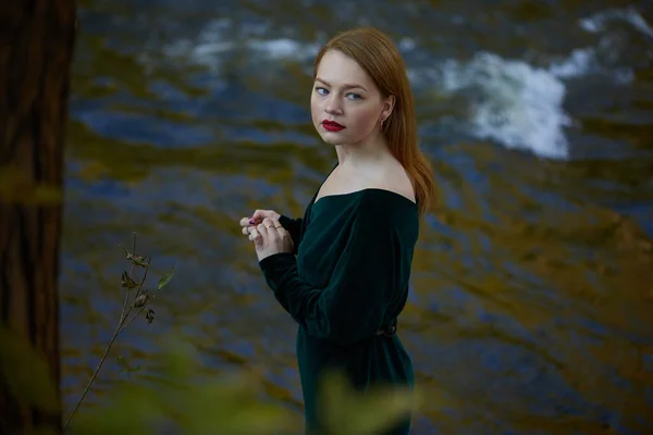 优雅的女人 红唇在河边摆姿势 — 图库照片