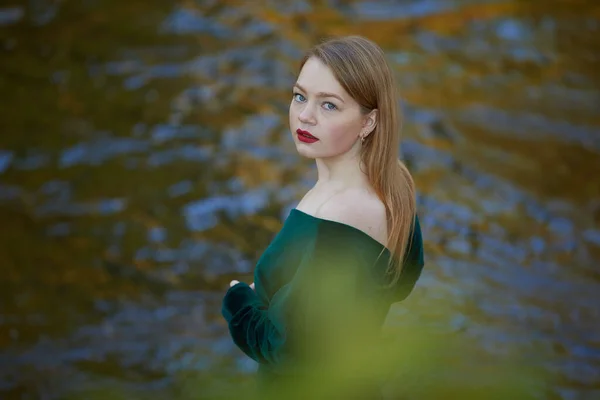 Elegant Kvinna Med Röda Läppar Poserar Vid Floden Stockbild